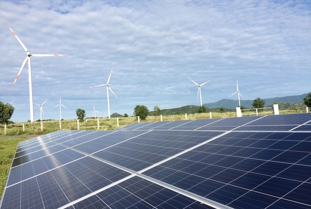 EVN tăng cường hỗ trợ các nhà máy điện mặt trời phát điện vận hành thương  mại | Báo Dân trí