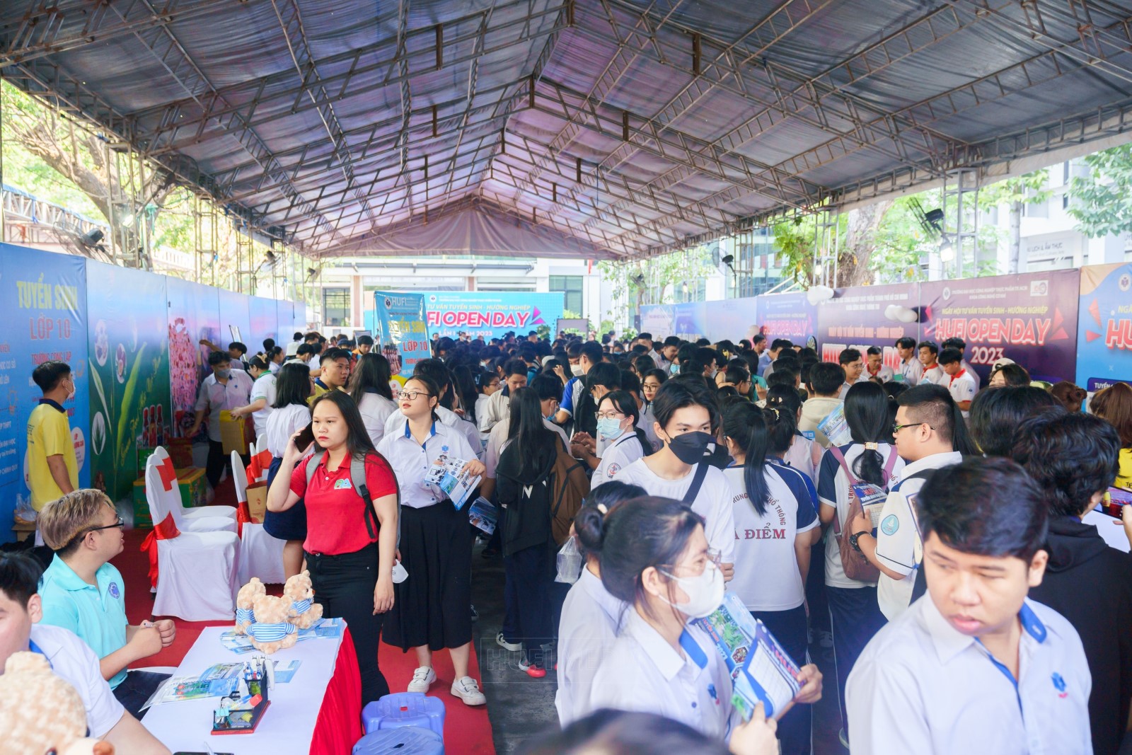 Hơn 4.000 học sinh tham dự Ngày hội Tư vấn Hướng nghiệp - Tuyển sinh "HUFI Open day" 2023