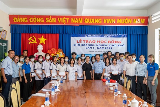 HUFI trao học bổng cho các em học sinh khó khăn, vượt khó tại Trường THCS & THPT Kiên Hải, Kiên Giang