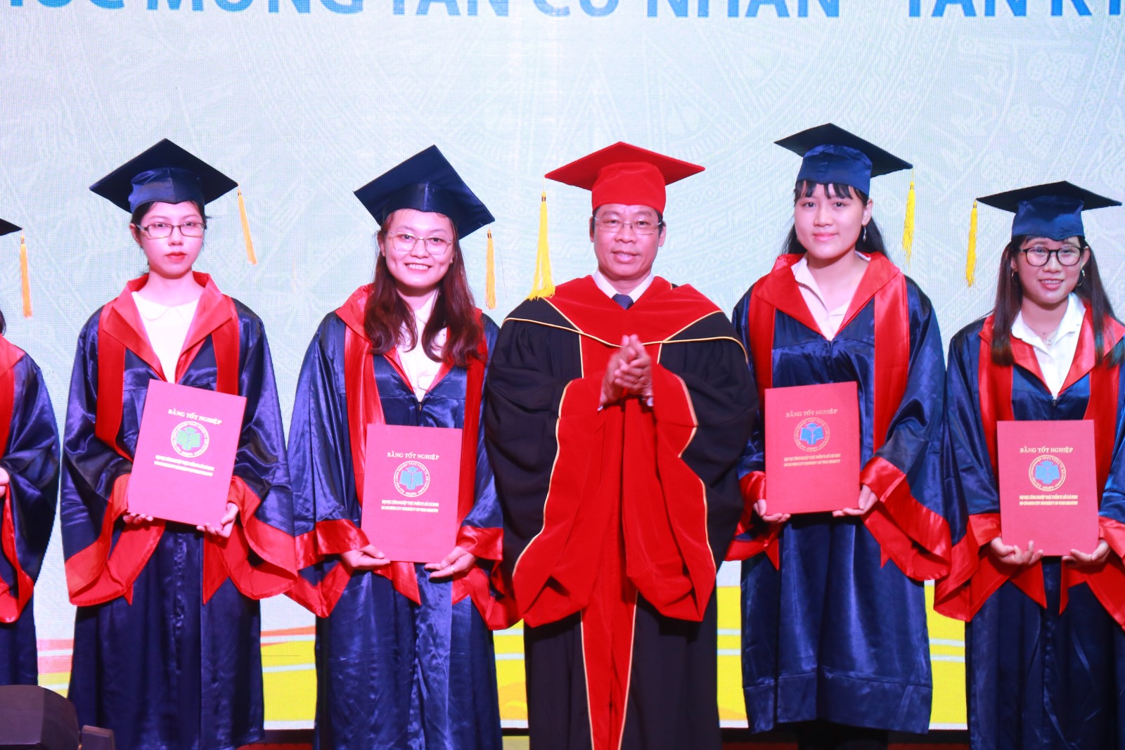Gần 3.000 sinh viên trường ĐH Công nghiệp Thực phẩm TP.HCM nhận bằng tốt nghiệp