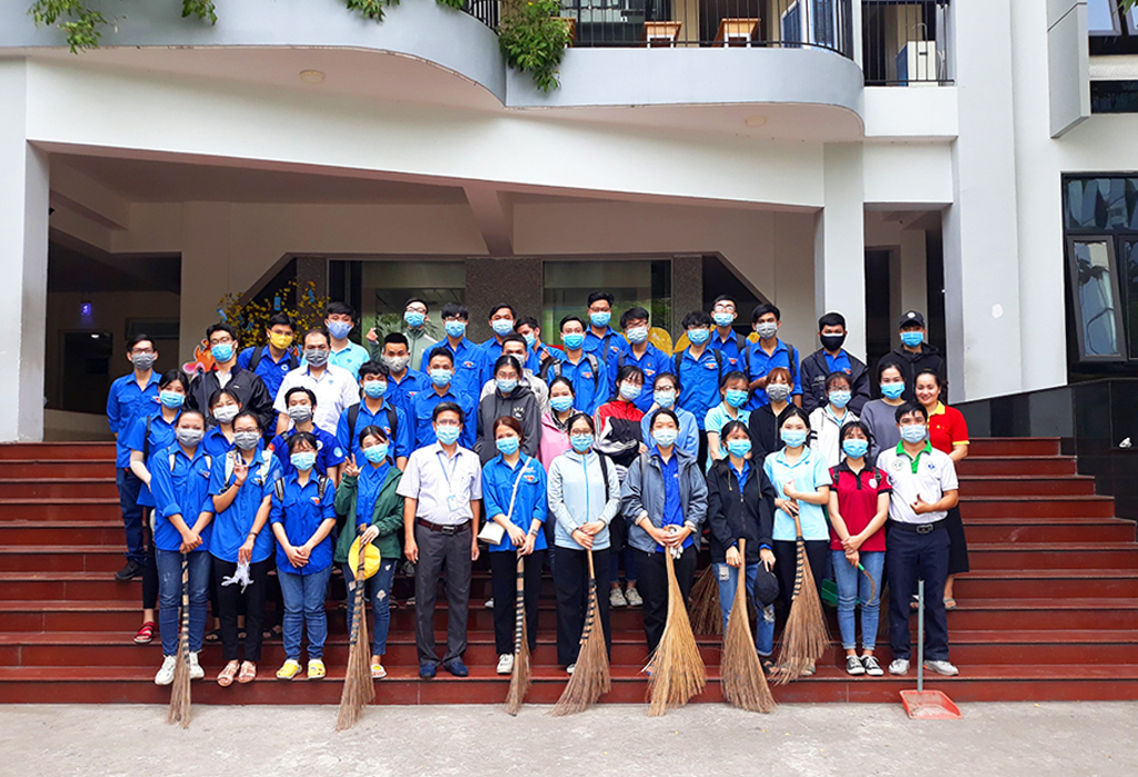 Sinh viên Hufi ra quân tổng dọn dẹp vệ sinh cảnh quan môi trường, đón chào Tết nguyên đán Tân sửu 2021