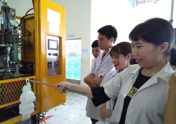 Sinh viên thực hành tại xưởng sản xuất nhựa
